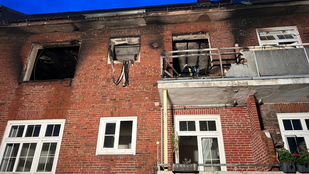 Zum Zeitpunkt des Brandes befanden sich laut der Polizei insgesamt sieben Menschen, darunter zwei Kleinstkinder, in dem Mehrparteienhaus auf Borkum. © Feuerwehr (Archiv)