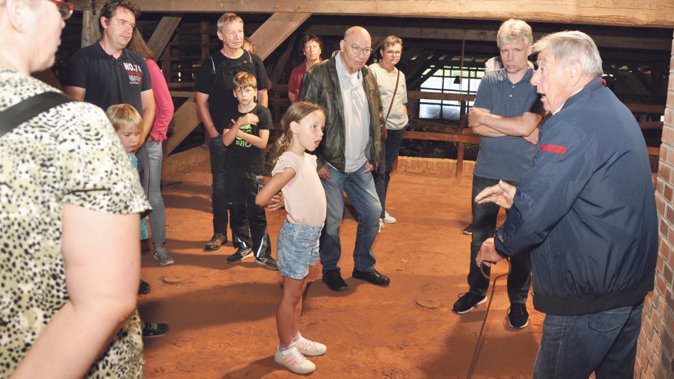 In Midlum führten Alt-Ziegler Paul Zimmer (rechts) und der Vereinsvorsitzende Wilfried Voß Interessierte abwechselnd durch das Ziegeleimuseum. An sechs Führungen nahmen rund 150 Besucher teil.  © Fotos: Wolters