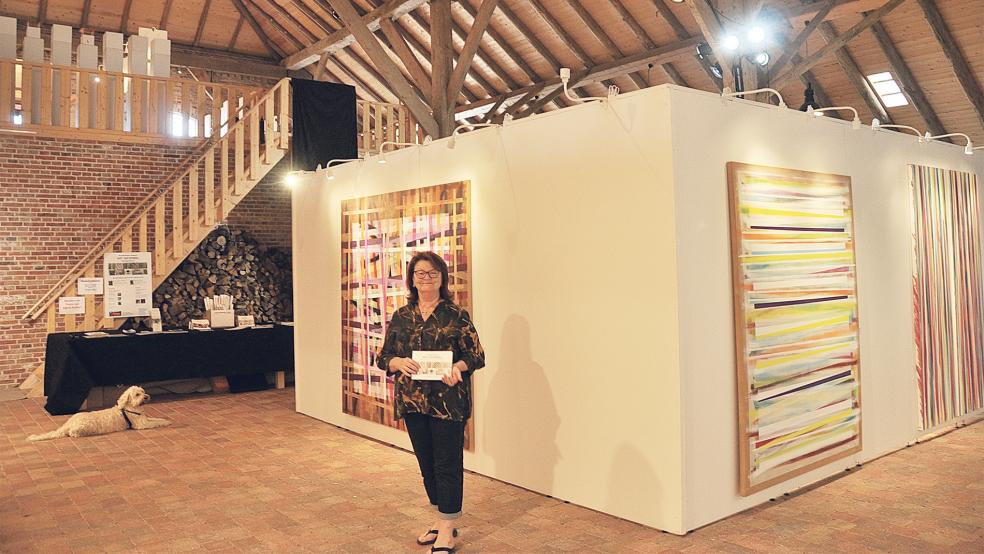 Hausherrin Iris Gess freute sich über die Eröffnung der achten Ausgabe der Kunstgezeiten. Präsentiert werden die Werke zweier sehr unterschiedlicher Künstler.  © Foto: Wolters 