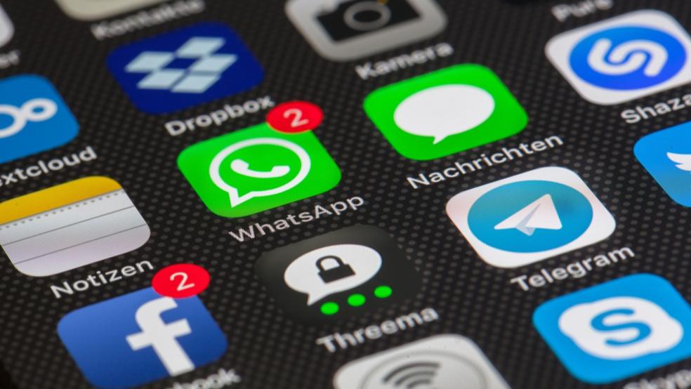 Über Messengerdienste und in privaten Chats erschleichen sich Betrüger das Vertrauen von Menschen. © pixabay