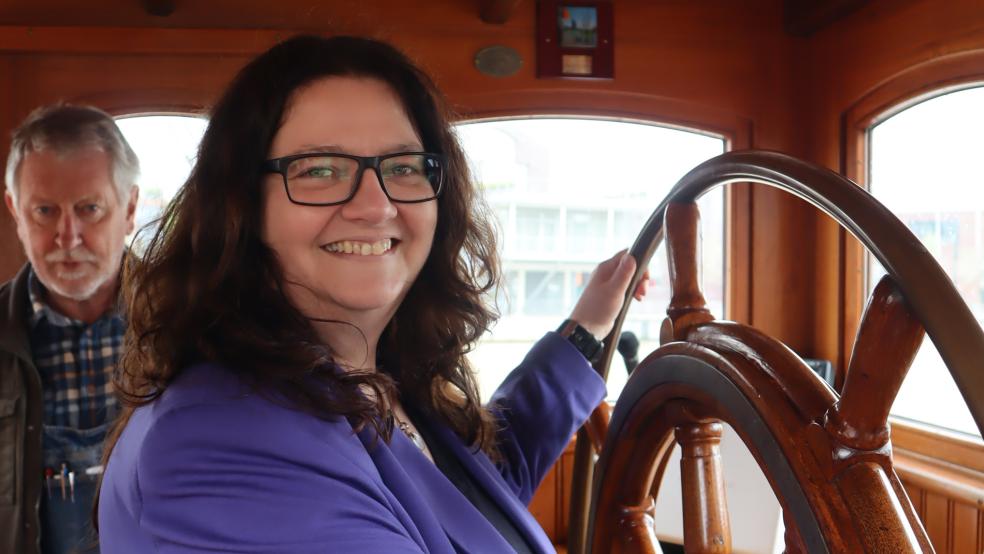 Kann sich auf Rückenwind aus ihrer alten Heimat Jemgum freuen: Anja Troff-Schaffarzyk, hier im Ruderhaus des Dampfschiffes »Prinz Heinrich«.  © Foto: SPD
