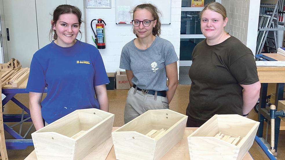 Judith Cramer aus Rhauderfehn (Mitte) setzte sich gegen Emma Dirks (links) und Miriam Schomerus (rechts) durch. © 