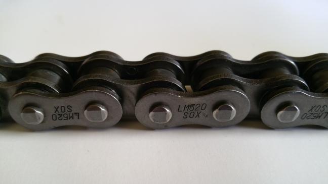 Fahrradkette um den Hals geschlungen