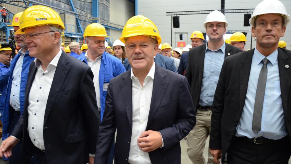 Kanzler Olaf Scholz (Mitte) beim Besuch auf der Meyer Werft am 22. August. Trotz der angekündigten Staatshilfe gibt sich die Bundesregierung skeptisch, dass das Unternehmen in den kommenden Jahren Gewinne machen wird. © Hanken