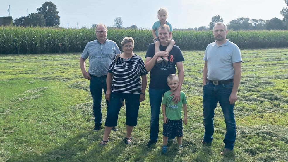 Christdemokraten bei ihrem Hofbesuch in Bunderhee: Achim Klinkenborg, Annemarie Tütjer (von links) und Mathias Lauts (rechts) mit Landwirt Hauke-Menno Koets und seinen Kindern Janto-Menno und Anni.  © Foto: CDU Bunde