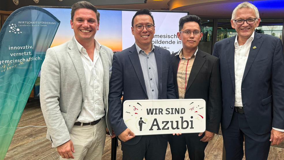 Präsentierten die neue Azubi-Initiative (von links): Wirtschaftsförderer Jelto Müller, Philip Nguyen und Bao Doan von der Agentur »iiAzubi« und Landrat Olaf Meinen.  © Foto: Landkreis Aurich