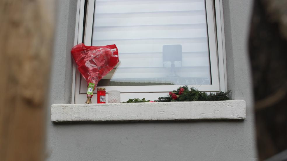 In einer Wohnung in der Westerstraße in Weener kam es Ende Januar zu einem tödlichen Streit. Viele Beileidsbekundungen für das Opfer gab es danach vor dem Haus. © Busemann (Archiv)