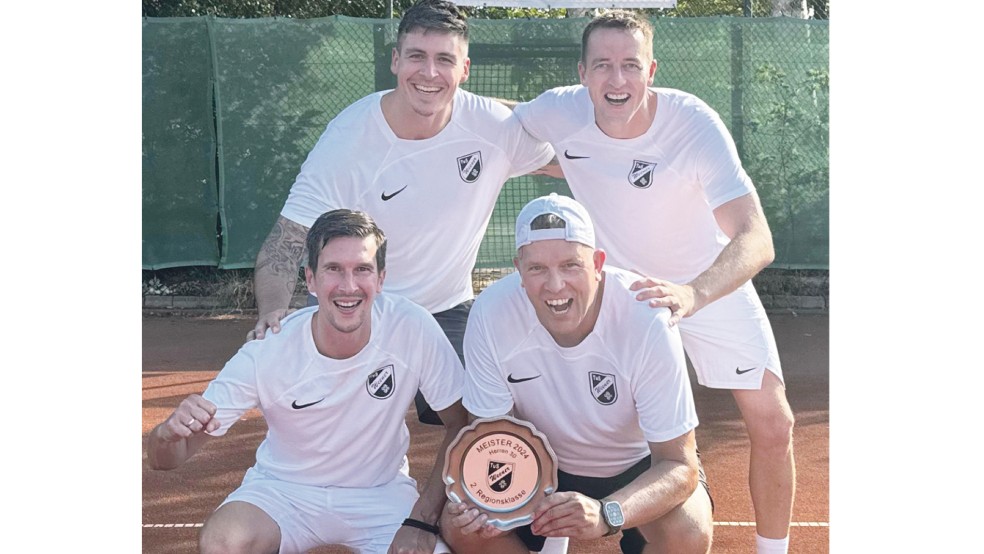 Die Tennis-Herren 30 des TuS Weener feierten in der 2. Regionsklasse die Meisterschaft.  © Foto: privat