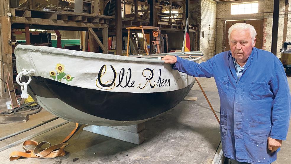 Heinrich Behrens hat das alte Emsboot »Olle Rheen« in Bunde wieder auf Vordermann gebracht.  © Foto: Hanken