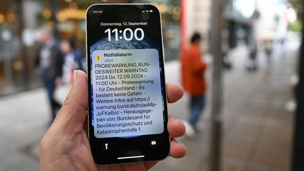 Auf den meisten Handys funktionierte der Probealarm über den Mobilfunkdienst »Cell Broadcast«. © Weißbrod (dpa)