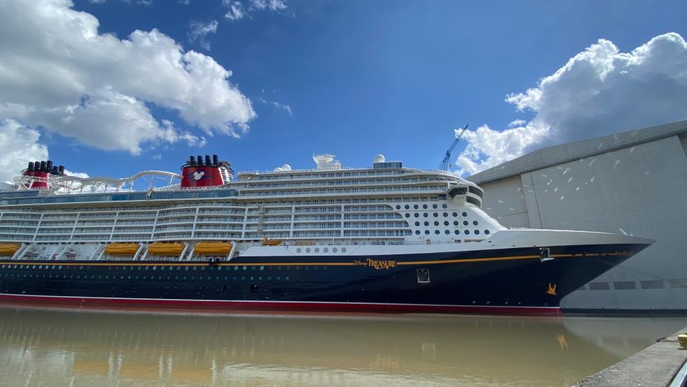 Die "Disney Treasure" wird den Papenburger Hafen bald verlassen. © Hanken