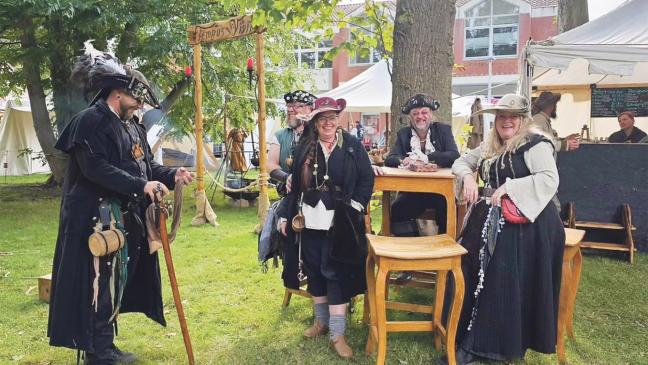 Mittelalter-Markt mit Blaulicht-Tag