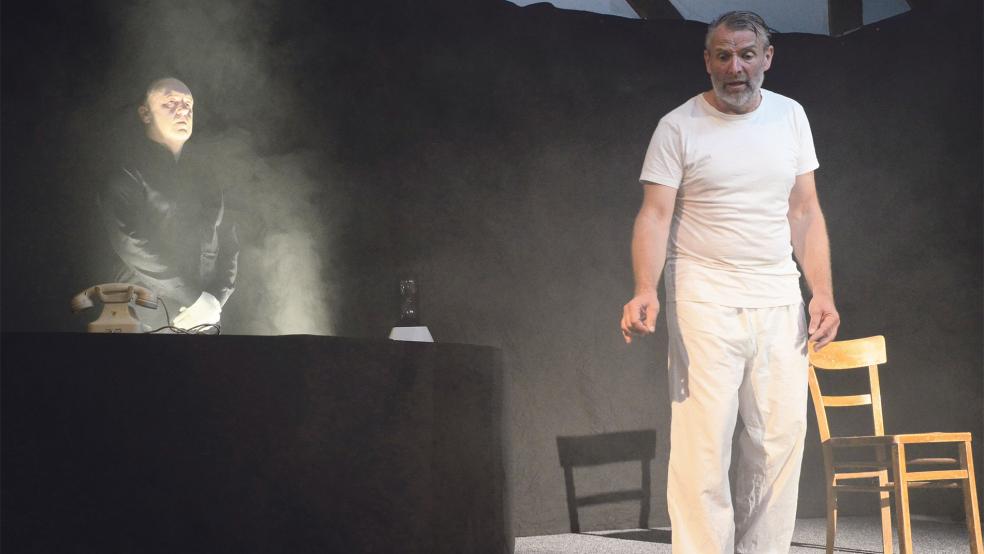 Der Fährmann, gespielt von Nanno Betten (links), stellt die Fragen. Betten und Holger Schlüsselburg führten das Stück »Nobiskroog« von Ivo Braak im Zollhaus-Theater auf.  © Foto: Ammermann