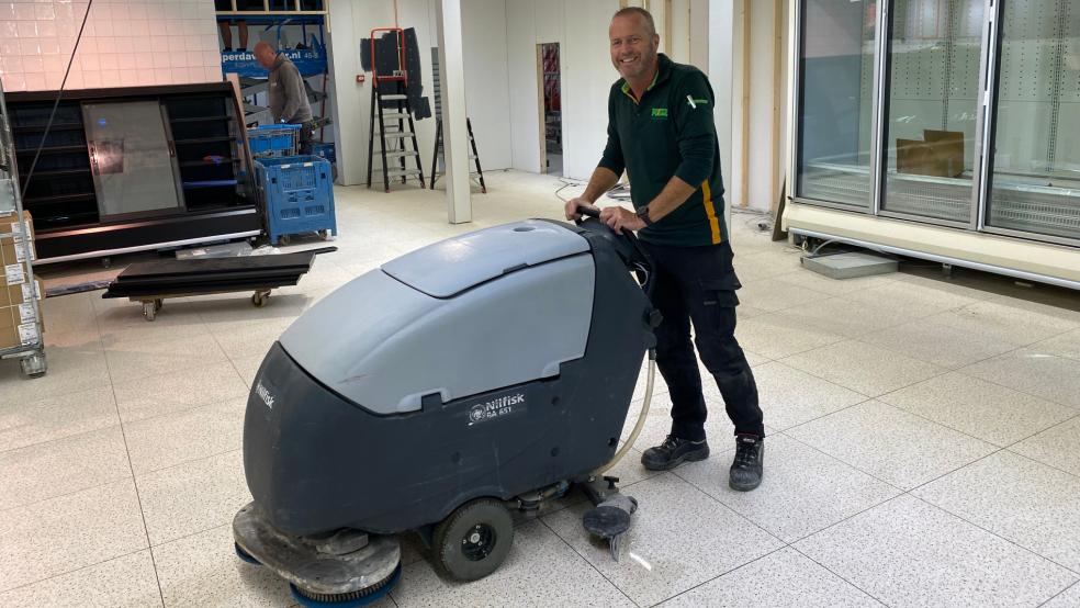 Mit einer Reinigungsmaschine sorgt dieser Mitarbeiter dafür, dass im neuen »Poiesz«-Supermarkt zur Eröffnung am kommenden Mittwoch alles blitzblank ist. © Kuper