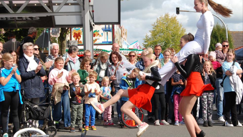 Das sah etwas halsbrecherisch aus. Die AkEiTu-Gruppe des TV Bunde sorgte mit drei Showauftritten mit Einradfahren und Akrobatik für Stimmung bei der Eröffnung der Euro-Fete heute. © Hoegen