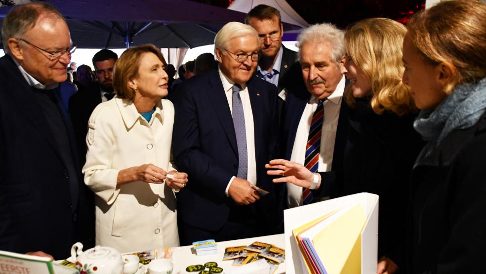 Im Bild von links: Ministerpräsident Stephan Weil, Elke Büdenbender, Frank-Walter Steinmeier, Landschaftsdirektor Dr. Matthias Stenger, Landschaftspräsident Rico Mecklenburg, Grietje Kammler, Leiterin des Plattdüütskbüros, und die Kinderbuchautorin Andrea Reitmeyer am Stand der Ostfriesischen Landschaft. © Landschaft