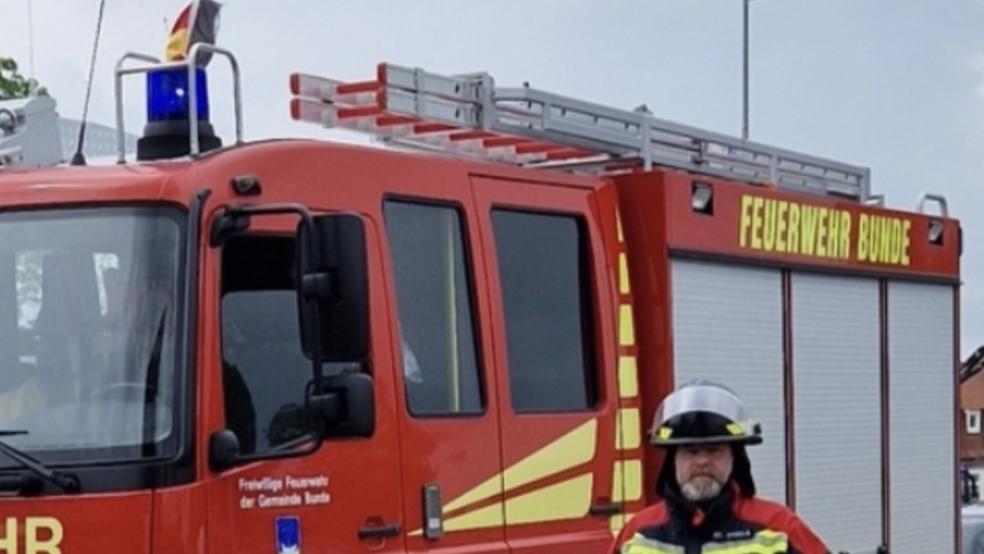 Mit ihrem Tanklöschfahrzeug rückte die Feuerwehr Bunde heute zum Combi-Markt an die Neuschanzer Straße aus, es war der zweite Einsatz an diesem Tag. DIesmal brannte ein Mülleimer. © Feuerwehr