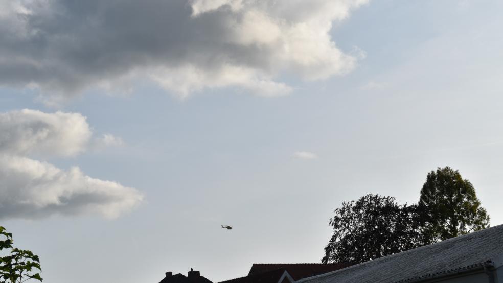 Ein Rettungshubschrauber wurde zum Unfall nach Ihren angefordert. Das Bild zeigt ihn beim Flug über Rhauderfehn.  © Zein