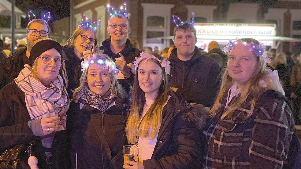 Mit einer »Lichter-Krone« spazierten diese Freunde über den nächtlichen Festplatz. © Kuper