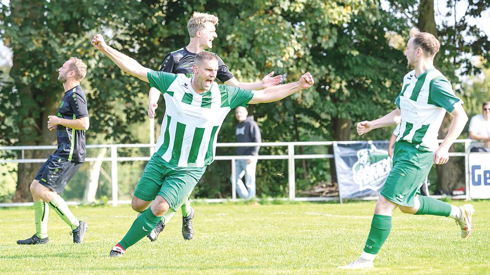 Tammo Schmidt durfte über sein spätes Siegtor jubeln. Er traf nach seiner Einwechslung zweimal für Stapelmoor.  © Foto: Bruins