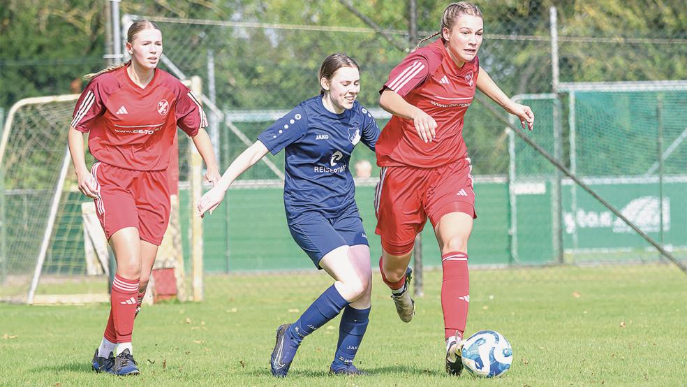 Lena Amelsberg (links) und Lissa Even waren Teil der schwer zu überwindenden Defensive des SV Ems Jemgum.  © Foto: Bruins