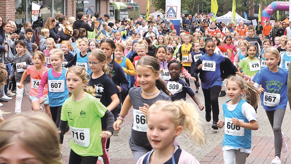 Zahlreiche Kinder starteten um 11 Uhr beim Citylauf in Leer. © Foto: Ammermann