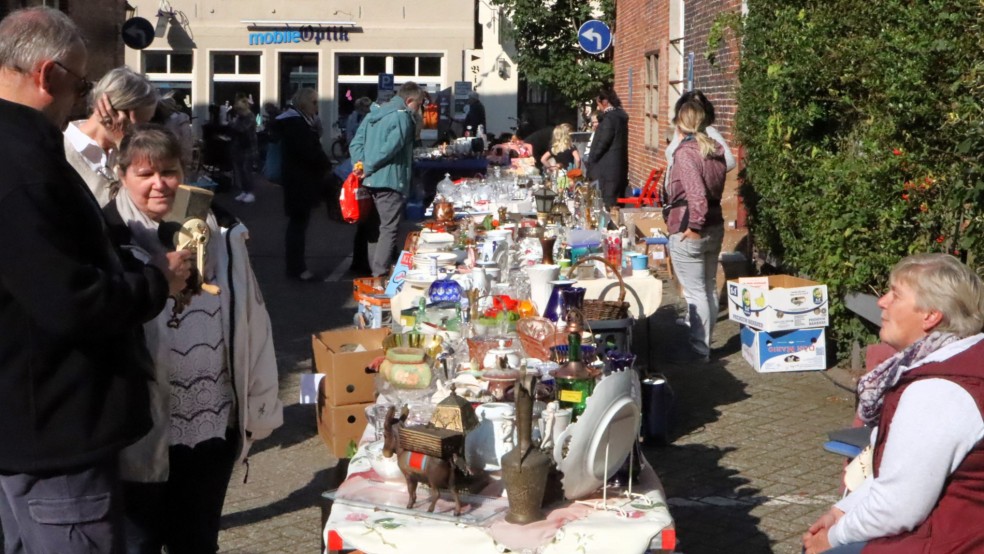 Beim Trödelmarkt auf dem Parkplatz der AOK in der Brunnenstraße tummelten sich schon am Morgen zahlreiche Schnäppchenjäger. © Ammermann