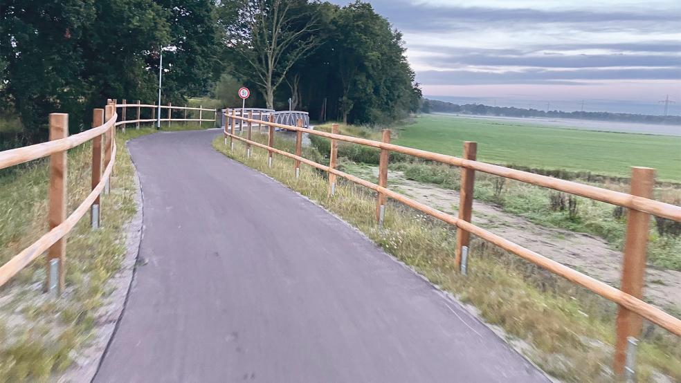 Der neue Radschnellweg verläuft entlang der Bahnstrecke zwischen Ihrhove und Esklum.  © Foto: Gemeinde Westoverledingen