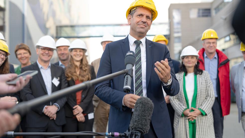 Niedersachsens Wirtschaftminister Olaf Lies verkündete heute nach der Betriebsversammlung auf der Werft den erfolgten Vertragsabschluss zwischen Bund, Land und Familie Meyer.  © Foto: dpa