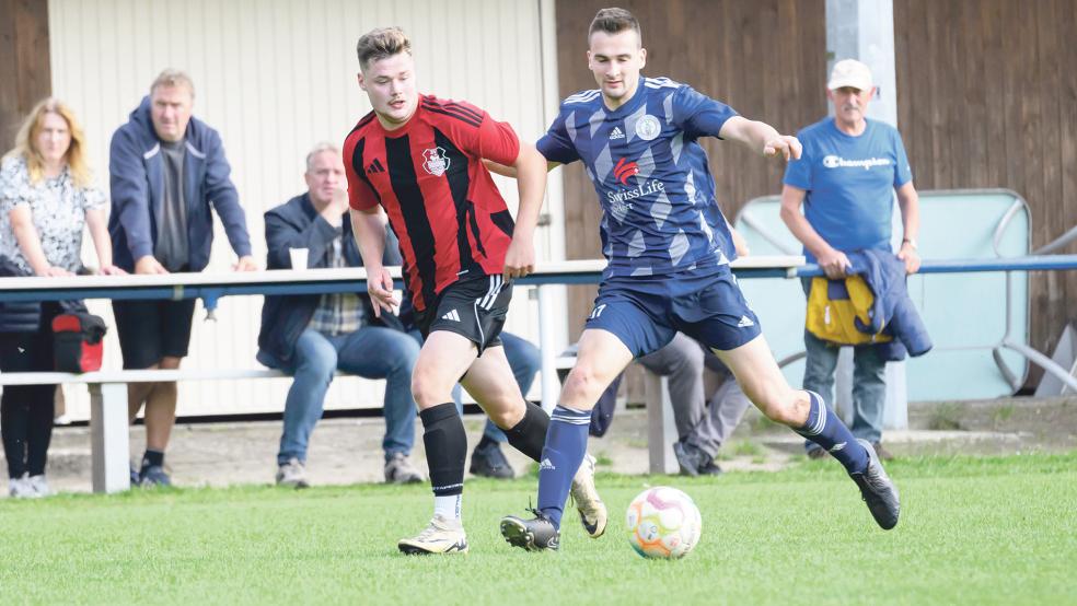 Matthias Steenhardt (am Ball) und die Möhlenwarfer behielten nicht nur gegen die SG Burlage/Klostermoor, sondern auch in Völlenerkönigsfehn die Oberhand.  © Foto: Bruins