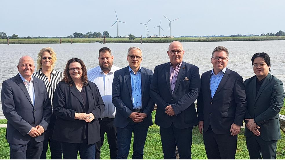 Die SPD-Bundestagsabgeordnet Anja Troff-Schaffarzyk (3. von links) traf sich gemeinsam mit Bürgermeister Hans-Peter Heikens (3. von rechts) sowie Vertretern des Energieunternehmens SEFE zu einem Gespräch über den geplanten Bau eines Wasserstoffspeichers in Jemgum. .  © Foto: SPD-Wahlkreisbüro 