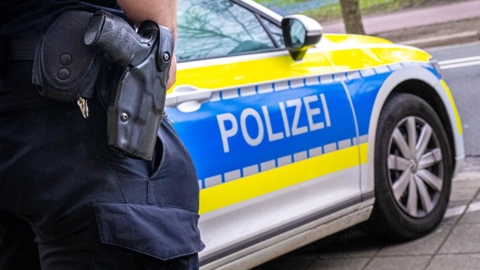 Eingesetzte Polizisten brachten den 35-Jährigen mit Hilfe von Pfefferspray und einfacher körperlicher Gewalt zu Boden. © Schuldt (dpa/Symbolfoto)