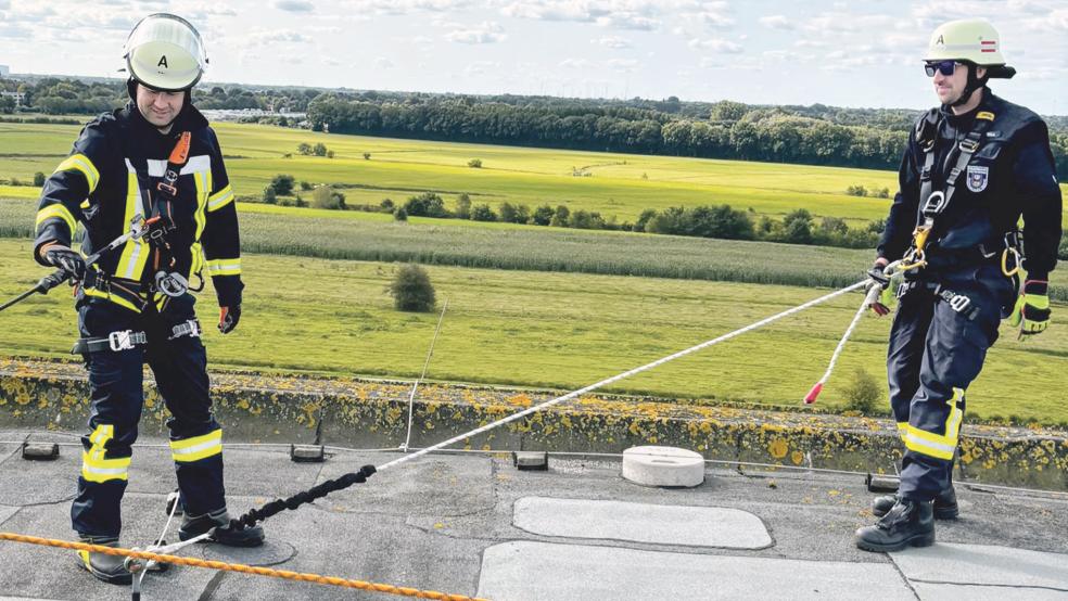 m Praxisteil begaben sich die Feuerwehrleute dabei unter anderem auf das Ersatzbrennstoffkraftwerk Weener.  © Foto: J. Rand/Feuerwehr