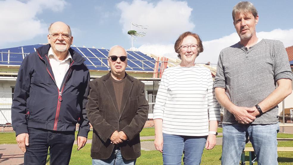 Freuten sich über das Richtfest des Anbaus (von links): Alderk Huisinga (stellvetretender Schatzmeister), Simon Sweers (Vorsitzender), Berta Robbe (Beisitzerin) und Günther Reck, Leiter der Tagesförderstätte).  © Foto: Berents