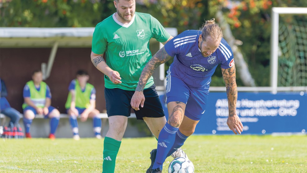 Holthusen (blaue Trikots) kam gegen Stapelmoor II nicht so recht voran. Die Teutonia-Reserve übernahm mit zunehmender Dauer das Spielgeschehen.  © Foto: Jungeblut