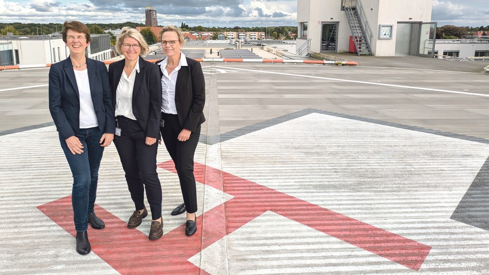 Gelandet auf der Führungsebene (von links): Ärztliche Direktorin Prof. Dr. med. Sylvia Kotterba, Geschäftsführerin Daniela Kamp und Pflegedirektorin Heike Kliegelhöfer, hier auf dem Hubschrauberlandeplatz des Klinikums in Leer, tragen Verantwortung für insgesamt rund 1400 Beschäftigte an drei Standorten.  © Fotos: Szyska