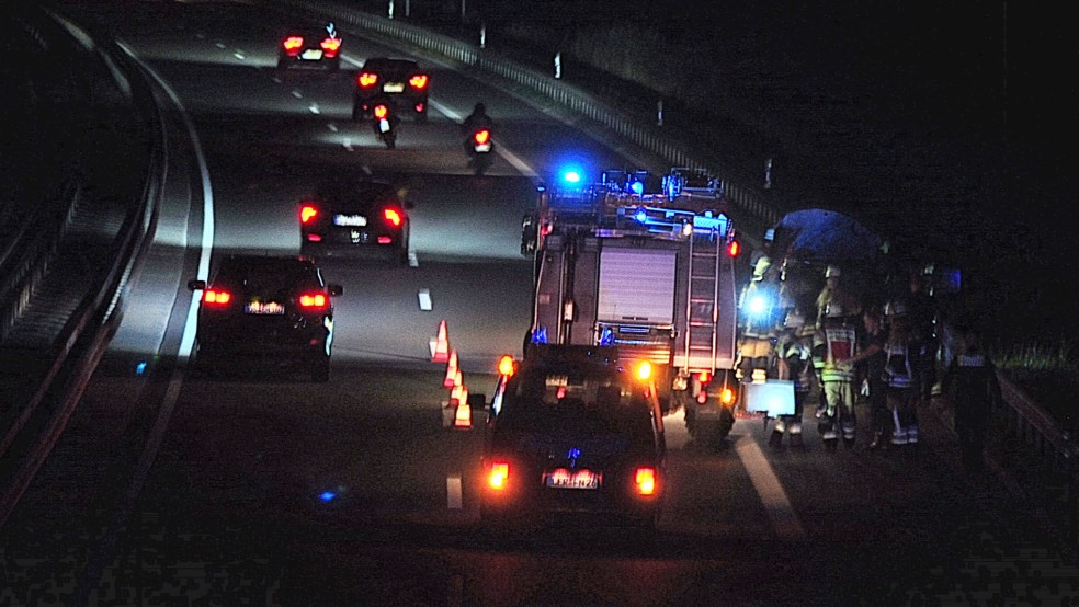 Die Feuerwehr war gestern Abend auf der Autobahn 31 im Einsatz, um den brennenden Mercedes einen 33-jährigen Weeneraners zu löschen. © Wolters