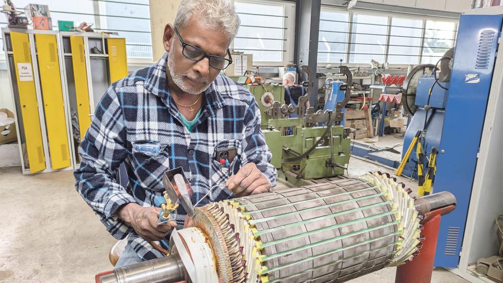 Bei der Arbeit: Ohne Kupfer kann Firmenchef Kugathasan Sathiyaseelan keine Elektromotoren herstellen.  © Foto: Szyska