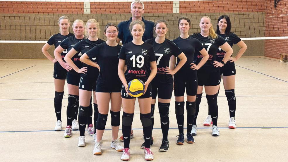 Joachim Loesing (hinten) ist der neue Trainer der Volleyballerinnen des SV Teutonia Stapelmoor. Hierzu zählen (von links) Jelena, Wessels, Lea Pannenborg, Wencke Kramer, Angelina Feenstra, Svenja Obst, Marieke Bonk, Christin Loesing, Rebecca Maron und Kathrin Röskens. Es fehlen: Sandra Schröder, Sarah Kartzinski, Lena Huisinga, Stella Warnders und Wiebke Ubbens.  © Foto: privat