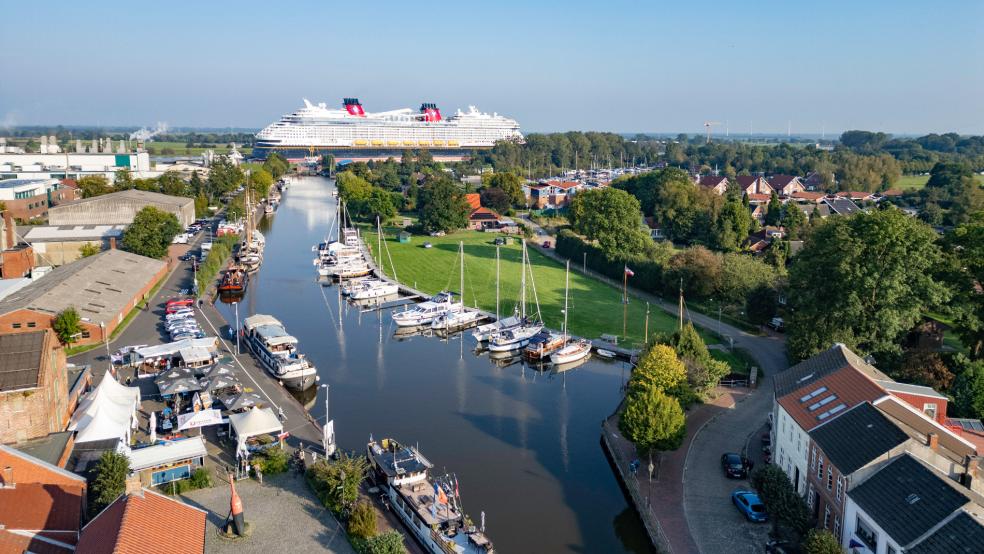 Die "Disney Treasure" passierte gestern Nachmittag die Dockschleuse und den Hafen von Weener. © Bruins