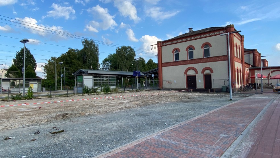 Der überdachte Fahrradstand neben dem Bahnhof ist vor rund einem Monat abgebaut worden. Die Stadt Leer hat Fahrräder eingelagert, die nicht rechtzeitig abgeholt wurden. © Archivfoto: Hanken