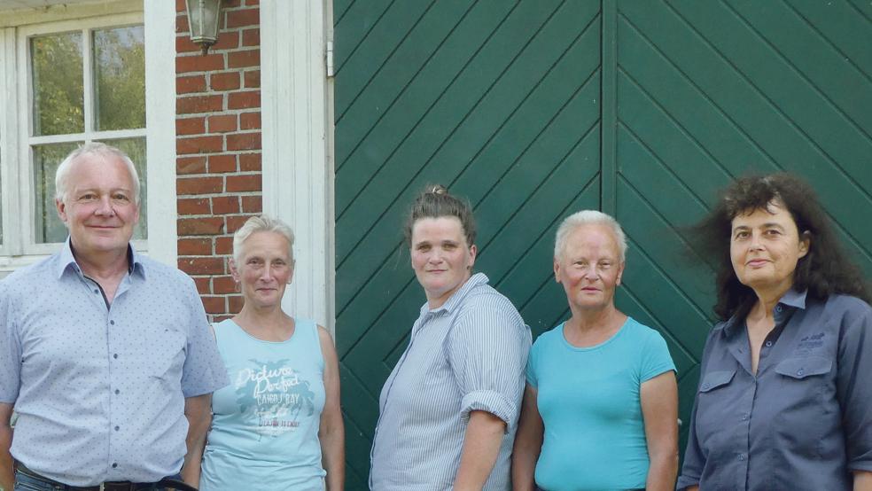 Den neuen Vorstand des Dorfvereins Nendorp bilden (von links) Holger Stübig (Vorsitz), Trienette Kratzenberg, Gunda Alberts-Franz, Liny van Vlyten (alle Beisitzer) und Eva Hollender (Vorsitz).  © Foto: Dirk Kaufmann (Dorfverein)