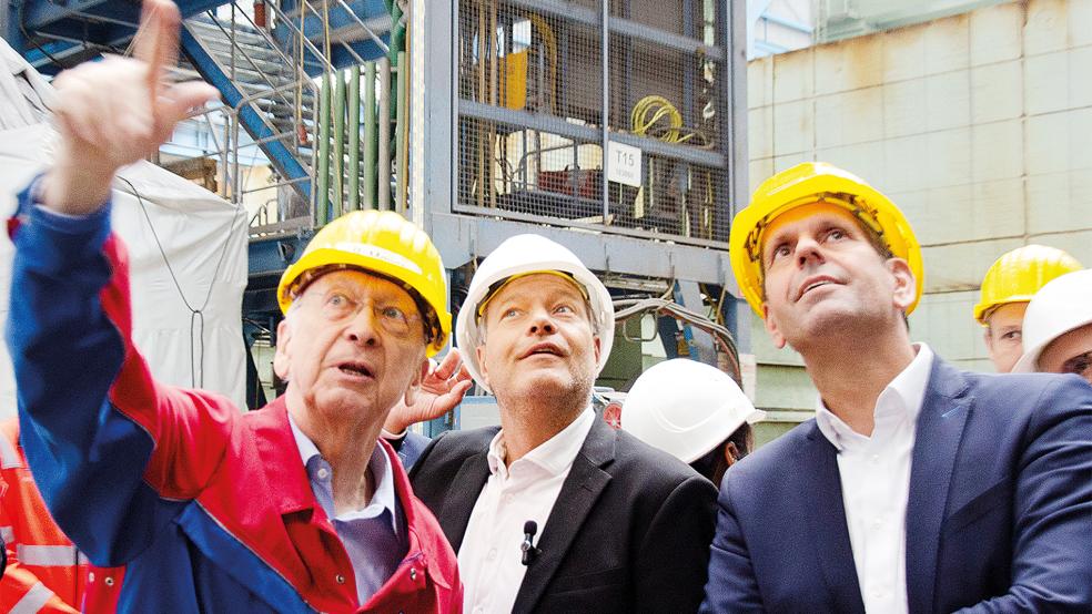 Werft-Rundgang: (von linksI) Seniorchef Bernard Meyer erläutert Vize-Kanzler und Wirtschaftsminister Robert Habeck sowie: Niedersachsens Wirtschaftsminister Olaf Lies den Aufbau des neuen Disney-Schiffs.  © Foto: Hanken