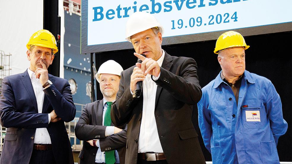 Vize-Kanzler Robert Habeck (Mitte) hob die Bedeutung der Meyer Werft als Marktführer im Kreuzfahrtschiffbau hervor. Von links: Niedersachsens Wirtschaftsminister Olaf Lies, Finanzminister Gerald Heere und Werft-Sanierer Ralf Schmitz.  © Fotos: Hanken