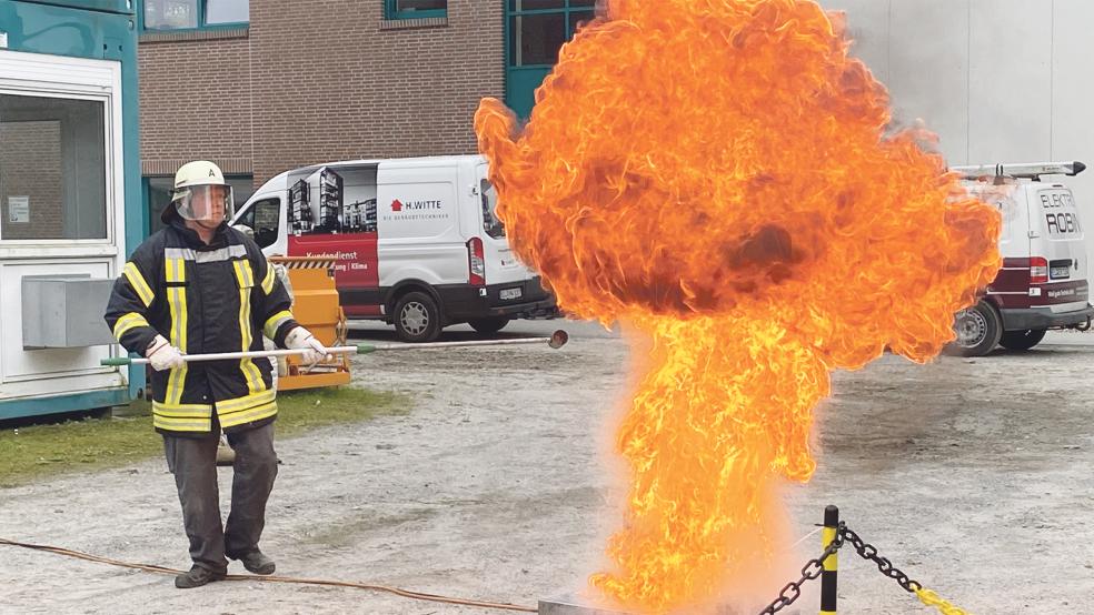 Feuerball: Okko Duismann, Feuerwehrmann und Klingele-Mitarbeiter zeigt die fatalen Folgen eines Fettbrandes, der mit Wasser gelöscht wurde.  © Fotos: Hanken