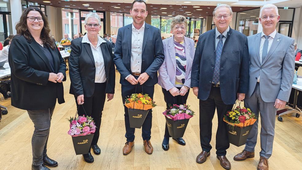 Zwei Rheiderländer folgen auf zwei Moormerländer: Die Kreistagsvorsitzende Anja Troff-Schaffarzyk mit den neuen Vize-Landräten Hildegard Hinderks aus Weenermoor und Nico Bloem aus Tichelwarf, den bisherigen Amtsinhabern Gerda Wille und Dieter Baumann (beide aus Warsingsfehn) sowie Landrat Matthias Groote (im Bild von links).  © Foto: Szyska