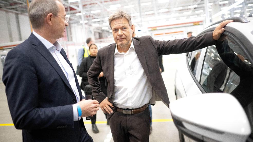 Robert Habeck (rechts), Bundesminister für Wirtschaft und Klimaschutz, und Uwe Schwartz, Werksleiter, bei einem Rundgang durch die Elektro-Montage des VW-Werkes Emden.  © Schuldt/dpa