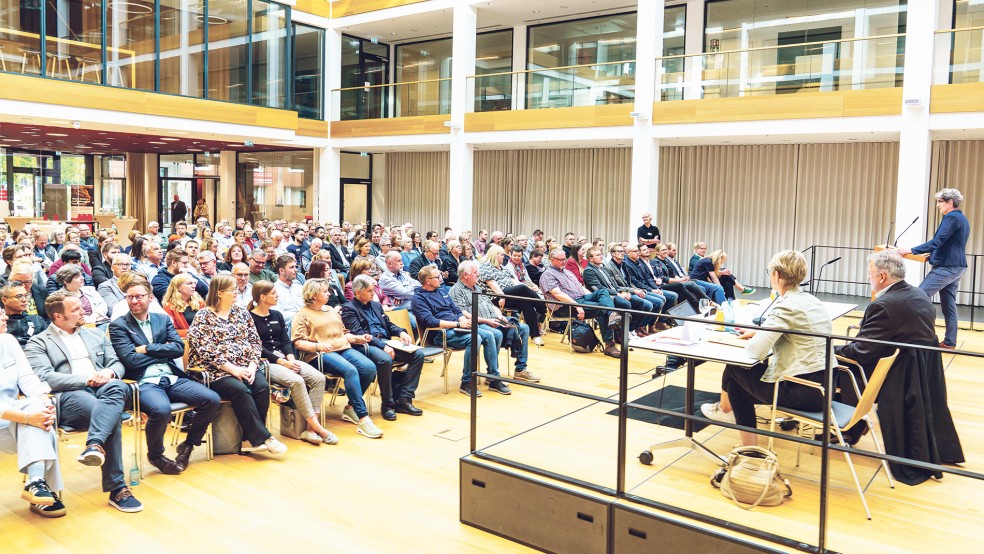 Der Landkreis Leer veranstaltete zusammen mit Architektenkammer und Ingenieurkammer einen Entwurfsverfassertag.  © Foto: Kreis Leer