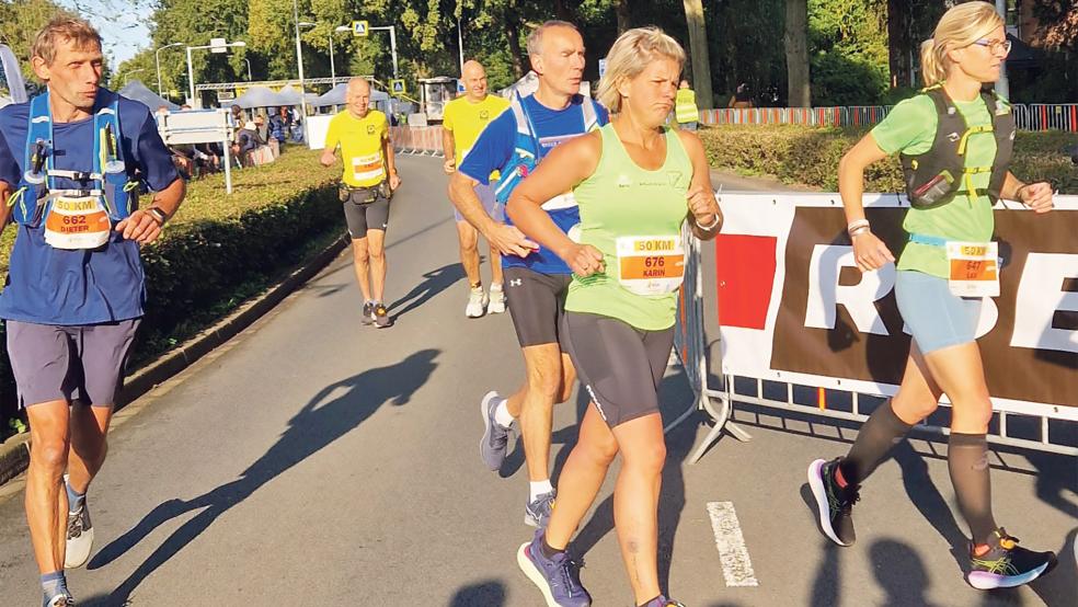 Dieter Sanders (links), Karin Jelen-Hartema (Mitte) und Ilka Schmidt (rechts) nahmen sich fünf Runden à zehn Kilometern auf dem »Winschoten Run« vor.  © Foto: privat