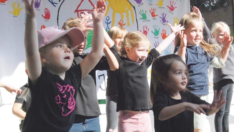 Zum Lied »Flitze Flattermann« tanzten diese Kindergarten-Kinder in Stapelmoor bei ihrer Geburtstagsfeier für die zahlreichen Gäste.  © Foto: Hoegen 